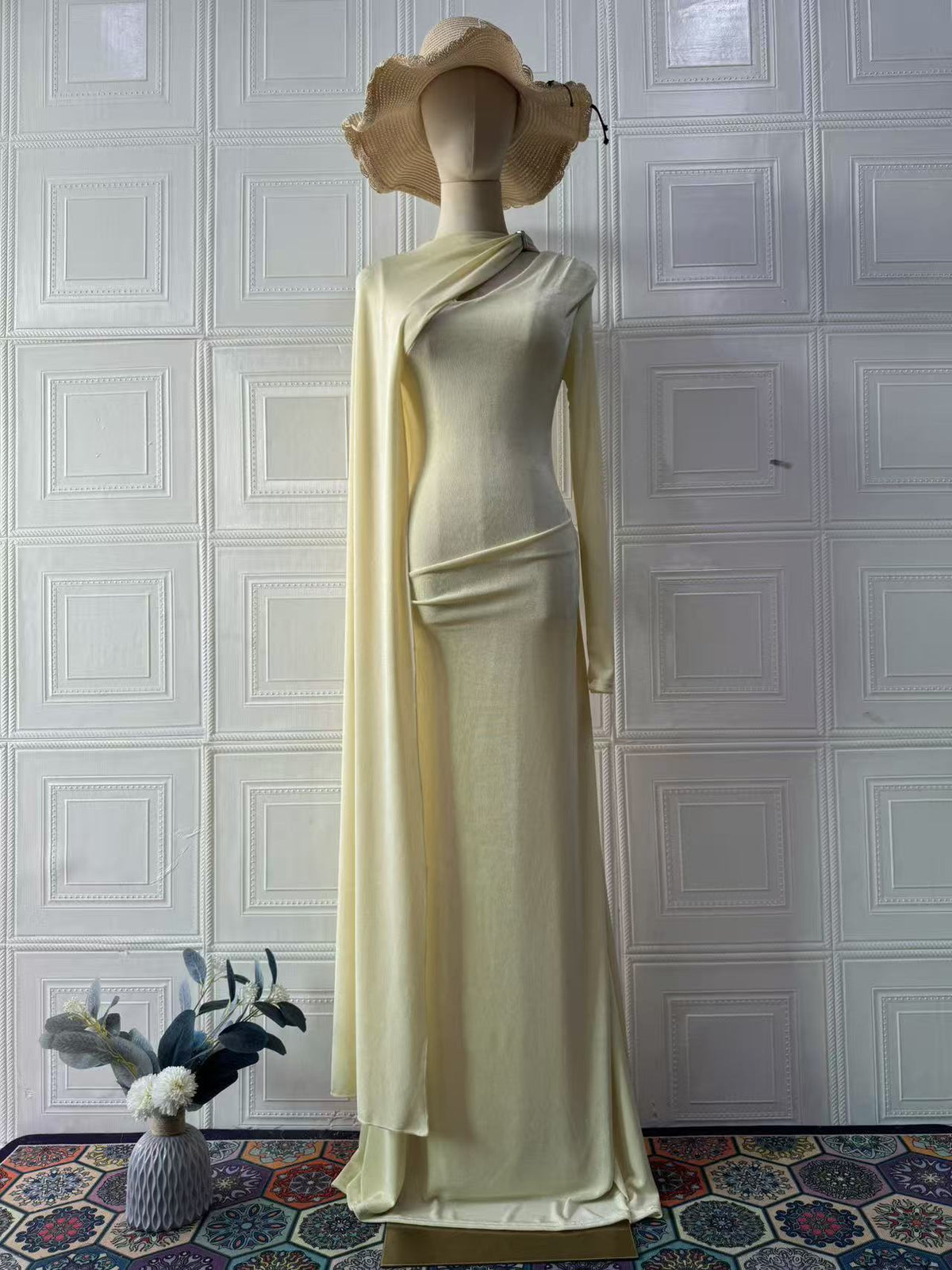 Vestido largo entallado de manga larga con escote asimétrico