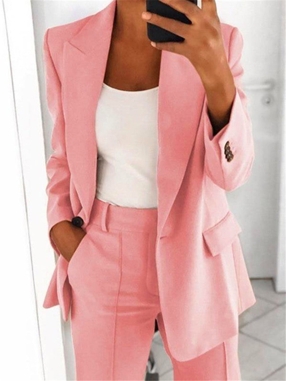 Conjunto elegante de blazer entallado y pantalón