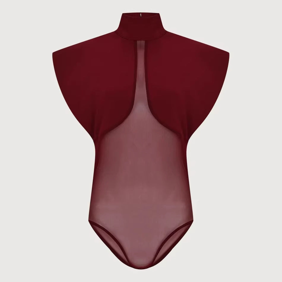 Conjunto burdeos de top de malla con cuello alto y pantalón con abertura