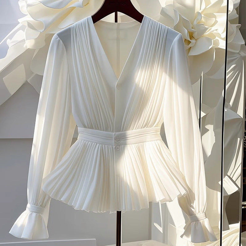 Blusa blanca de estilo francés con escote en V