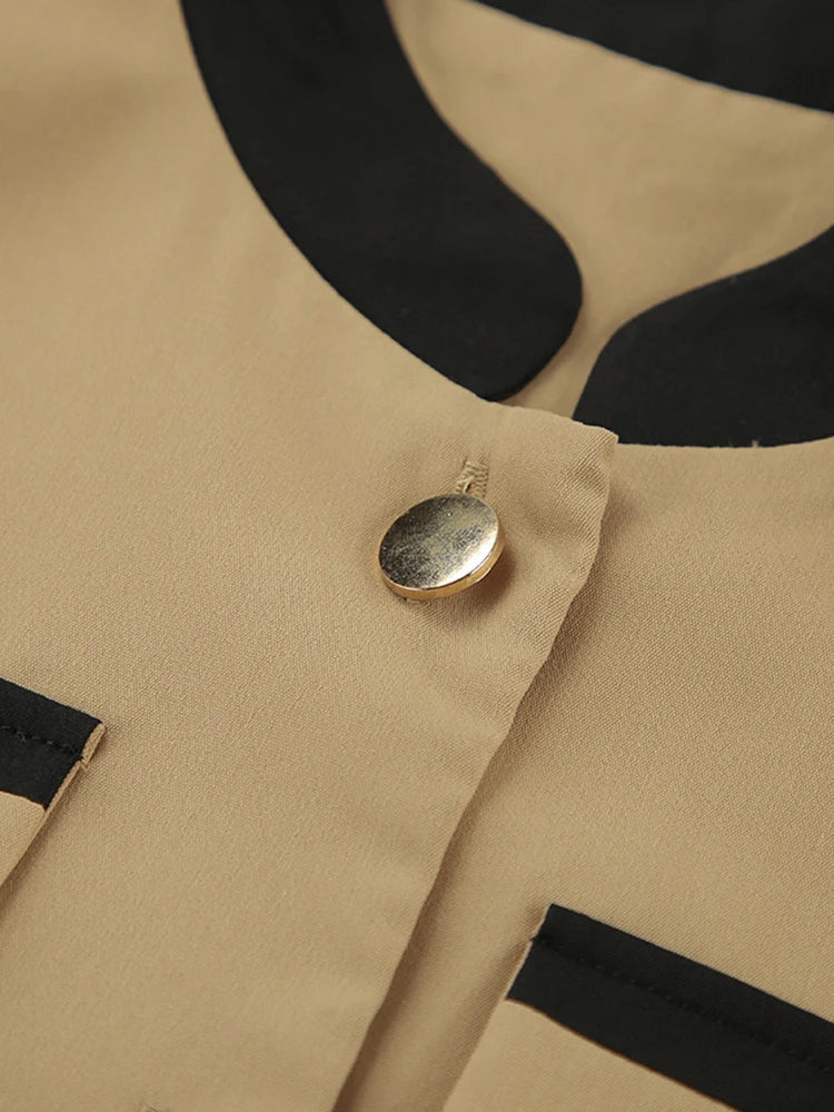 Conjunto bicolor de chaqueta y minifalda con botones