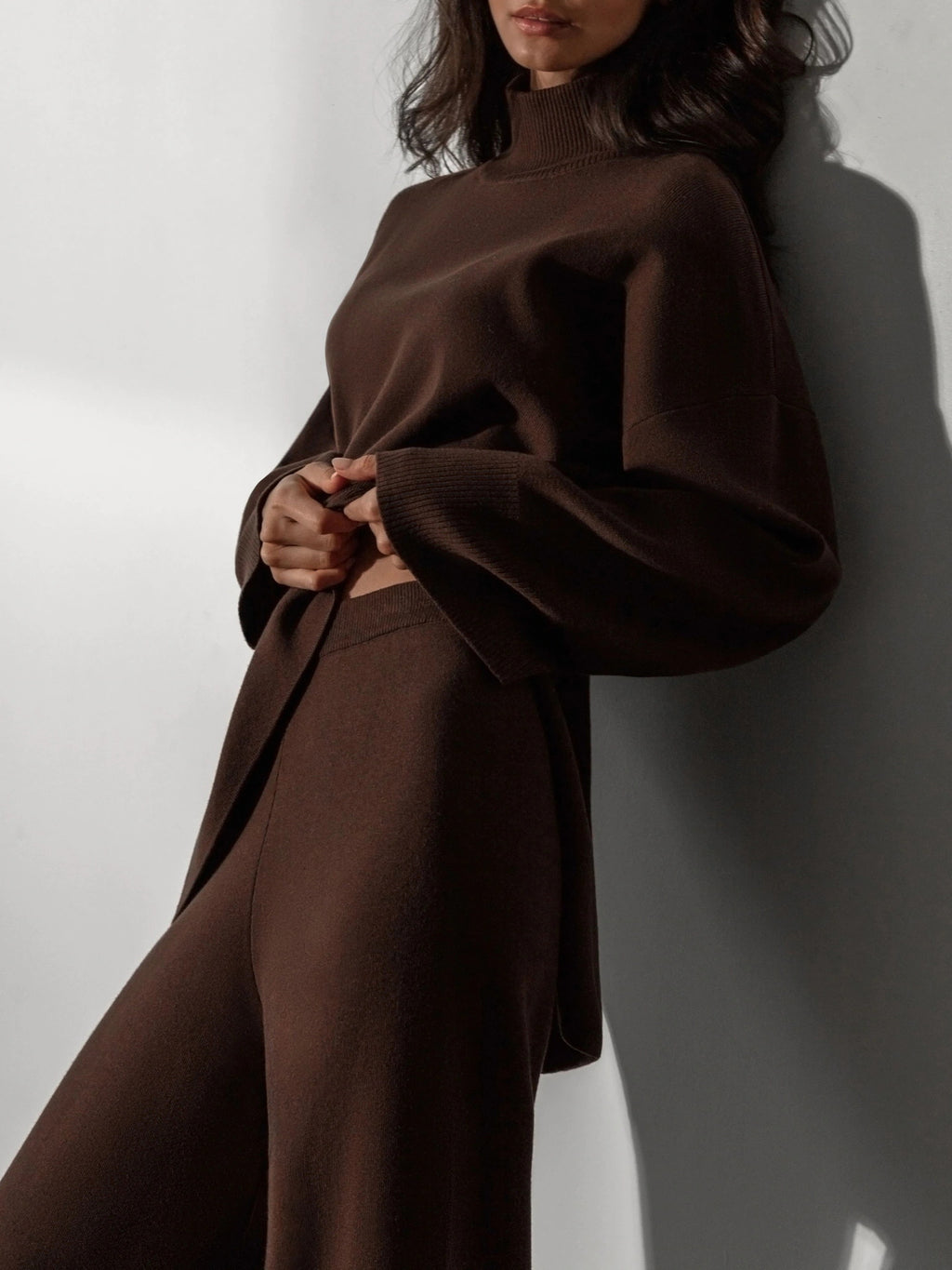 Conjunto elegante de jersey de cuello alto y pantalón ancho