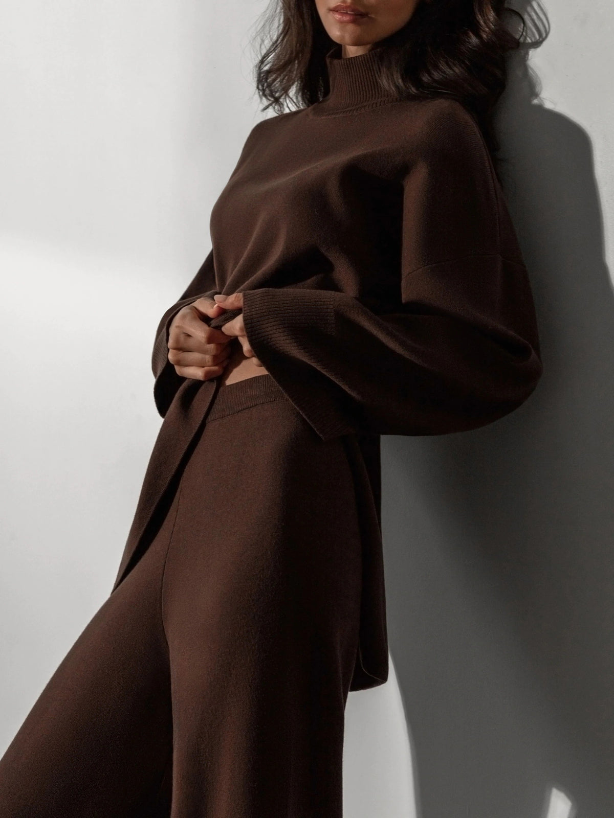 Conjunto elegante de jersey de cuello alto y pantalón ancho
