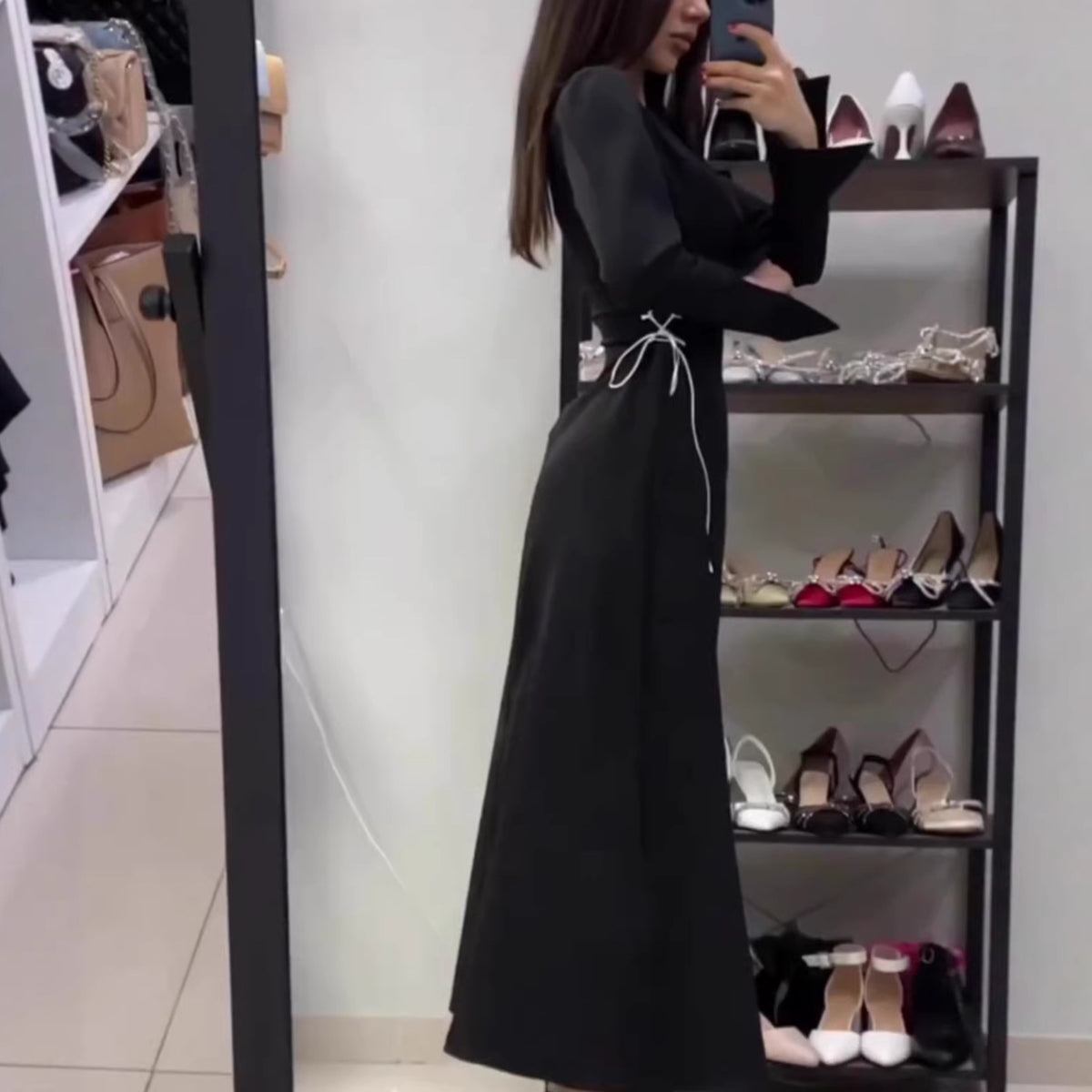 Vestido largo entallado con cinturón y manga acampanada