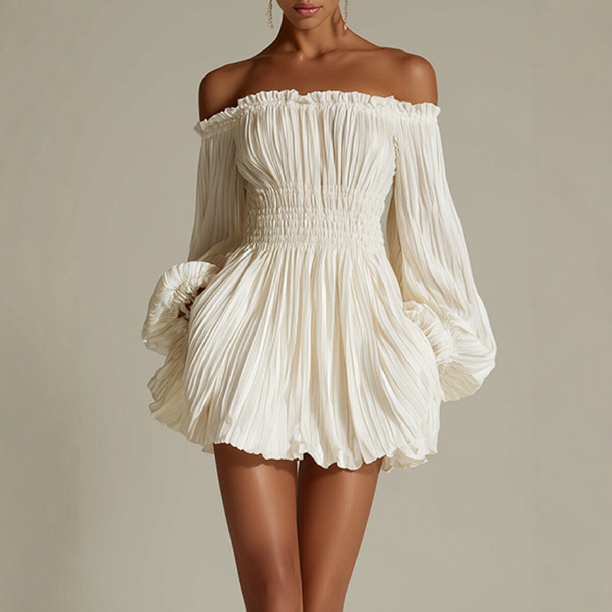 Vestido corto plisado de un hombro y manga larga