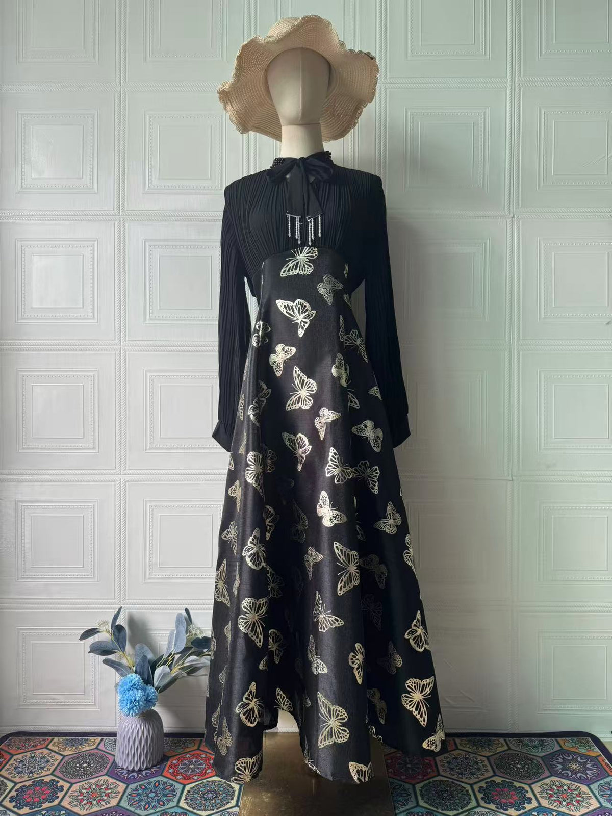 Vestido largo estampado con detalles dorados y manga larga