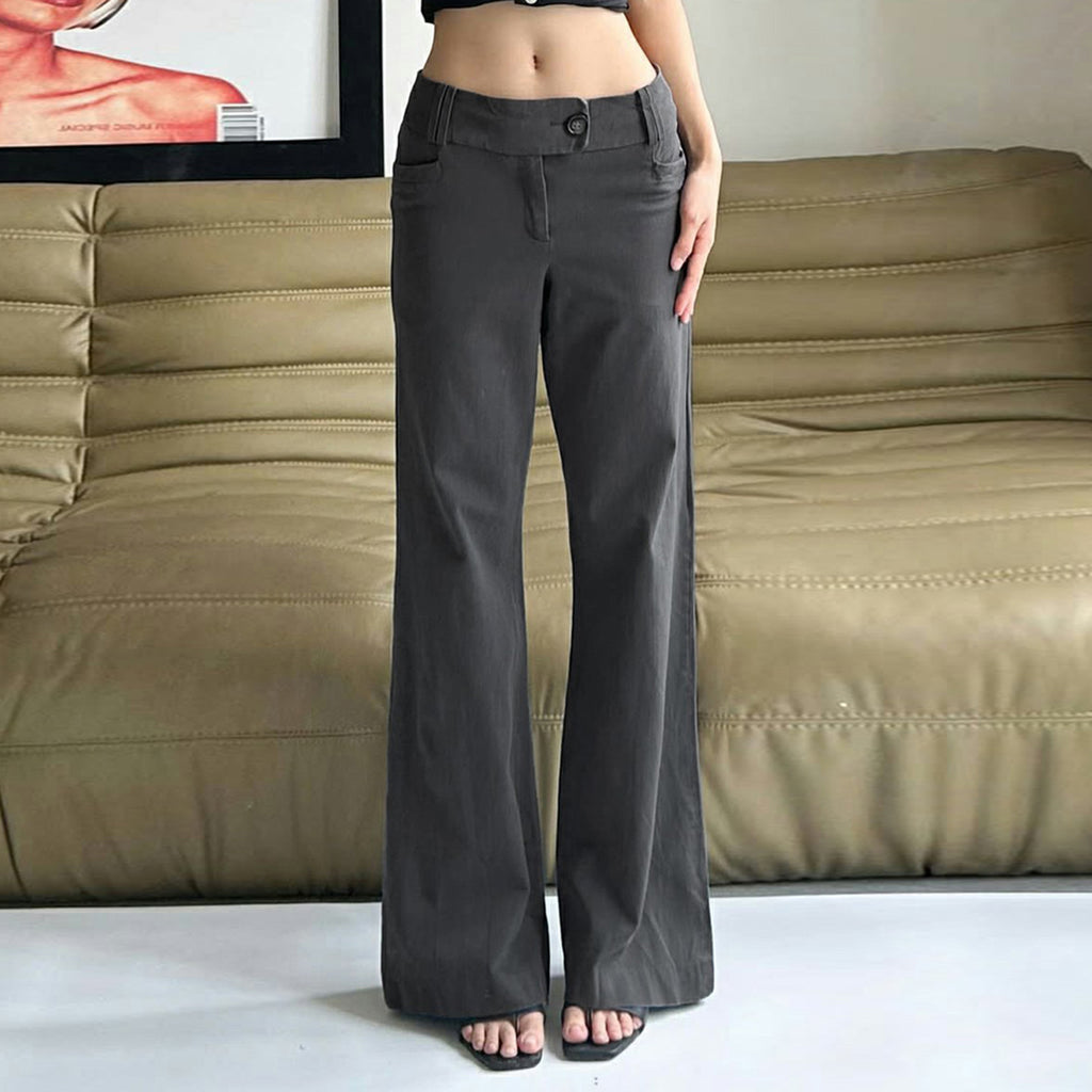 Pantalón gris ligeramente acampanado de tiro bajo