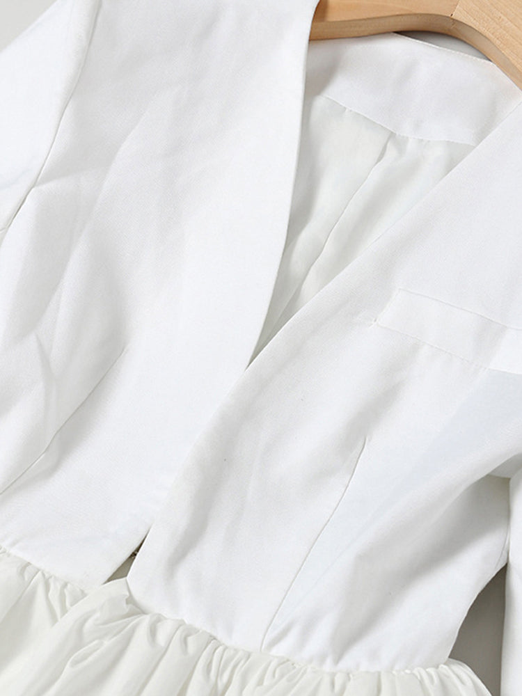 Blazer blanco plisado con escote en V y manga abullonada