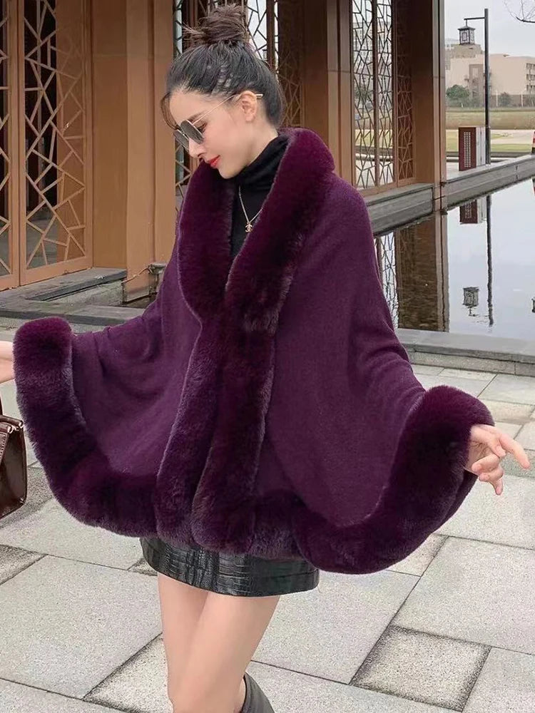 Capa poncho elegante con cuello de pelo sintético
