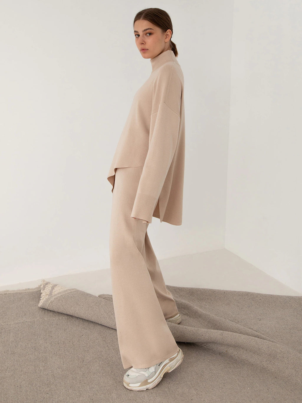 Conjunto elegante de jersey de cuello alto y pantalón ancho