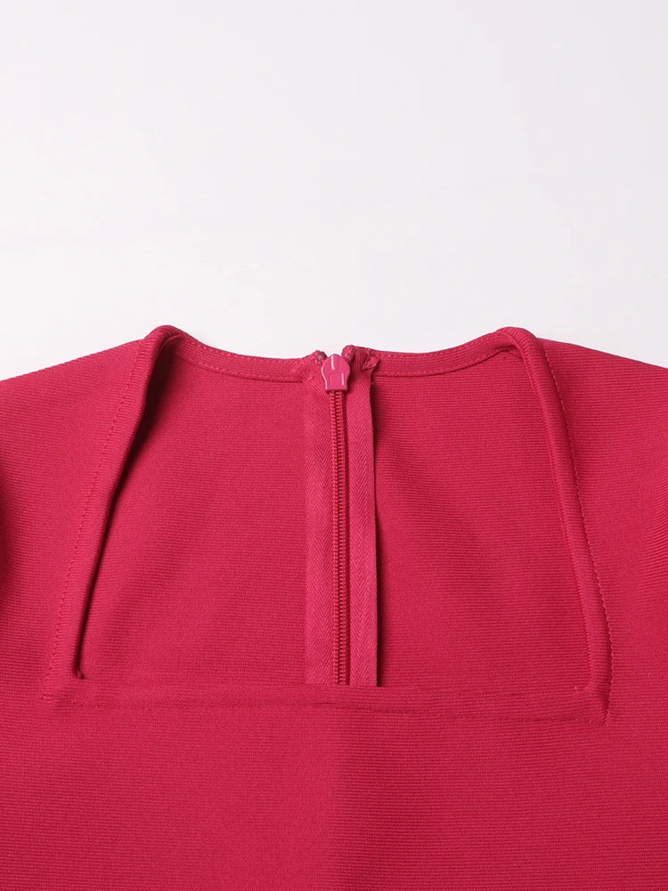 Vestido entallado elegante con detalle de plumas