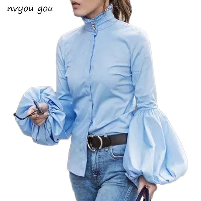 Blusa azul larga con manga farol
