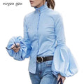 Blusa azul larga con manga farol