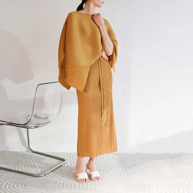 Conjunto plisado de vestido recto y chal asimétrico