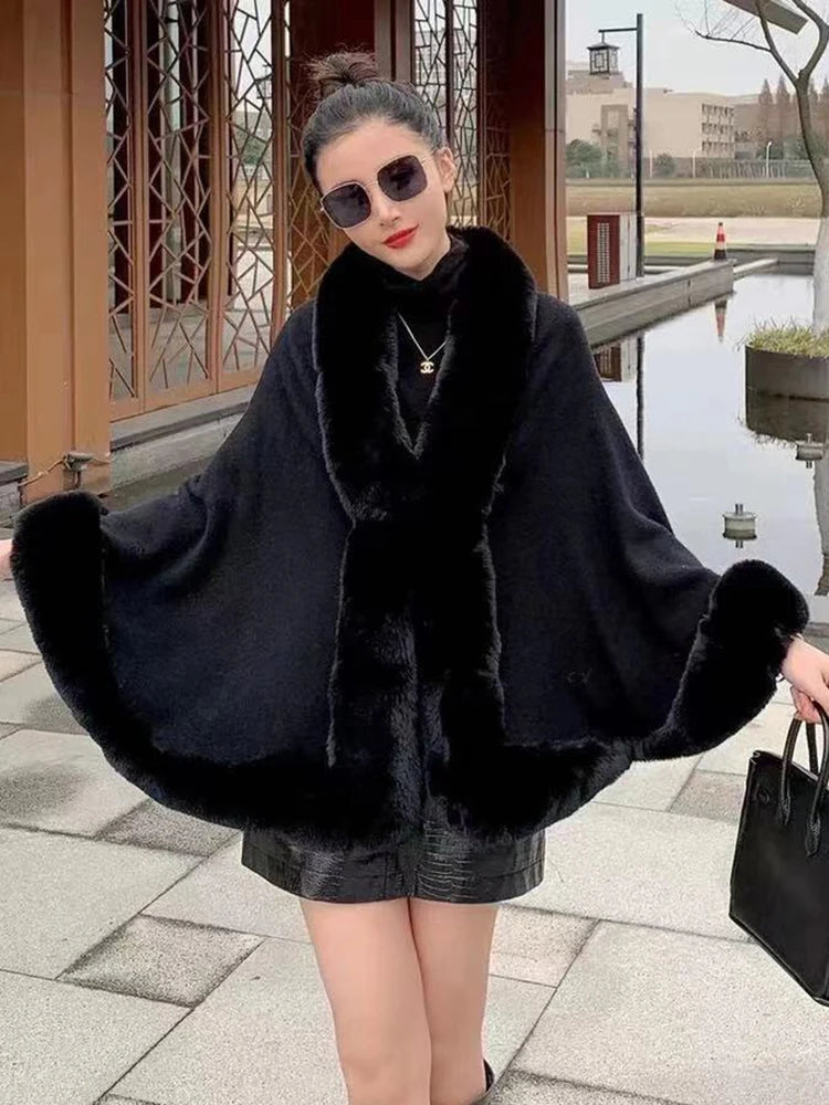 Capa poncho elegante con cuello de pelo sintético