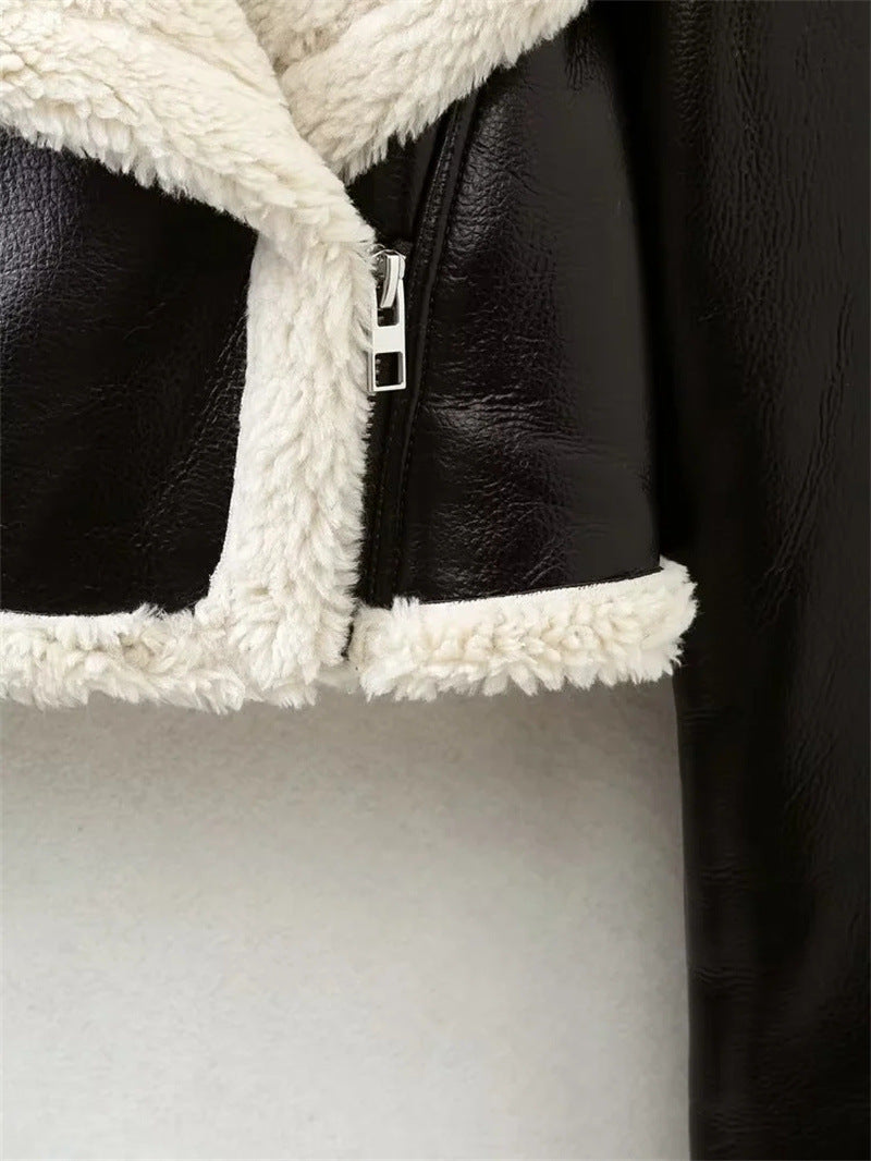 Chaqueta corta de efecto piel con borreguito