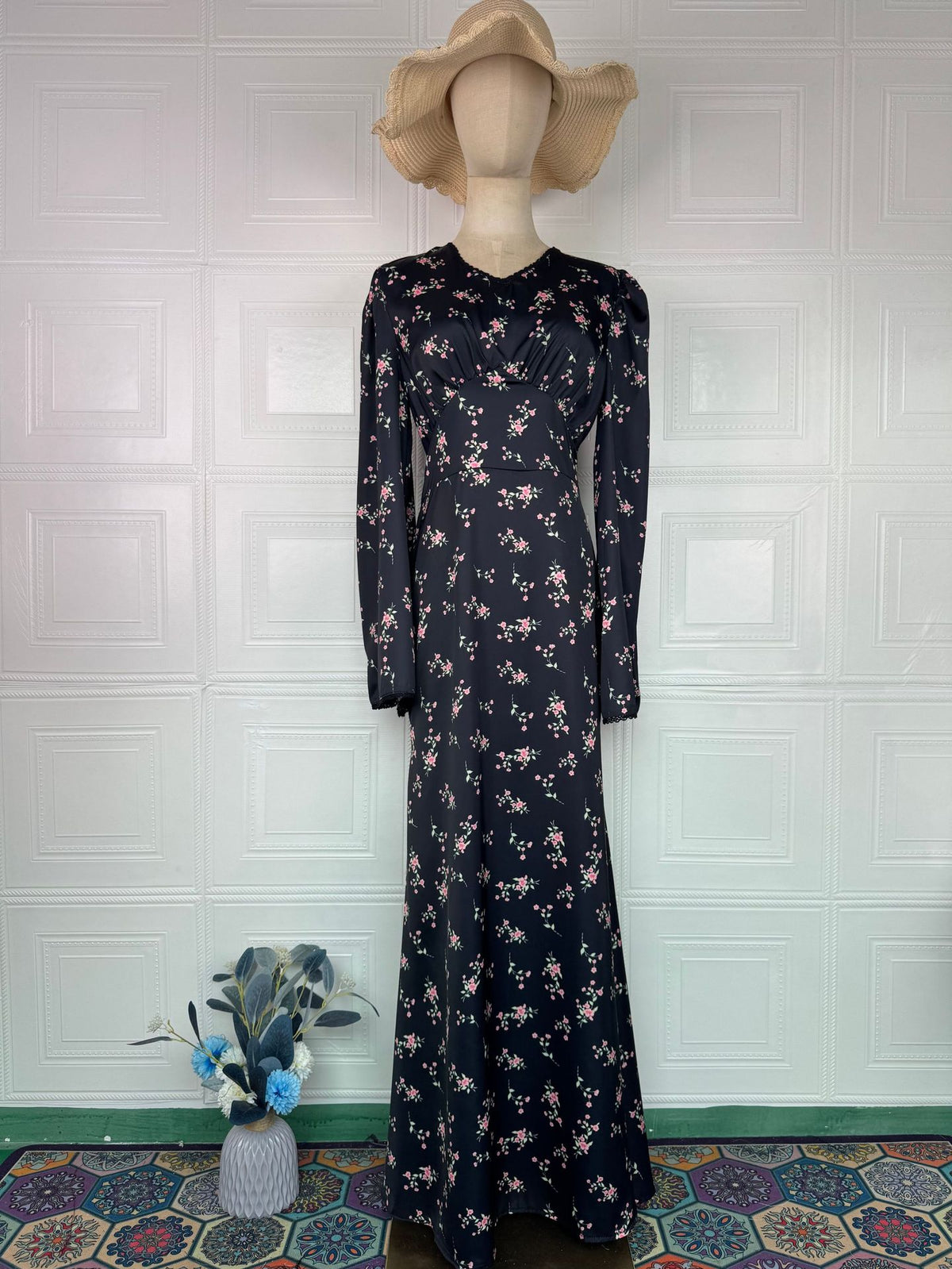 Vestido largo floral entallado de manga larga con escote en V