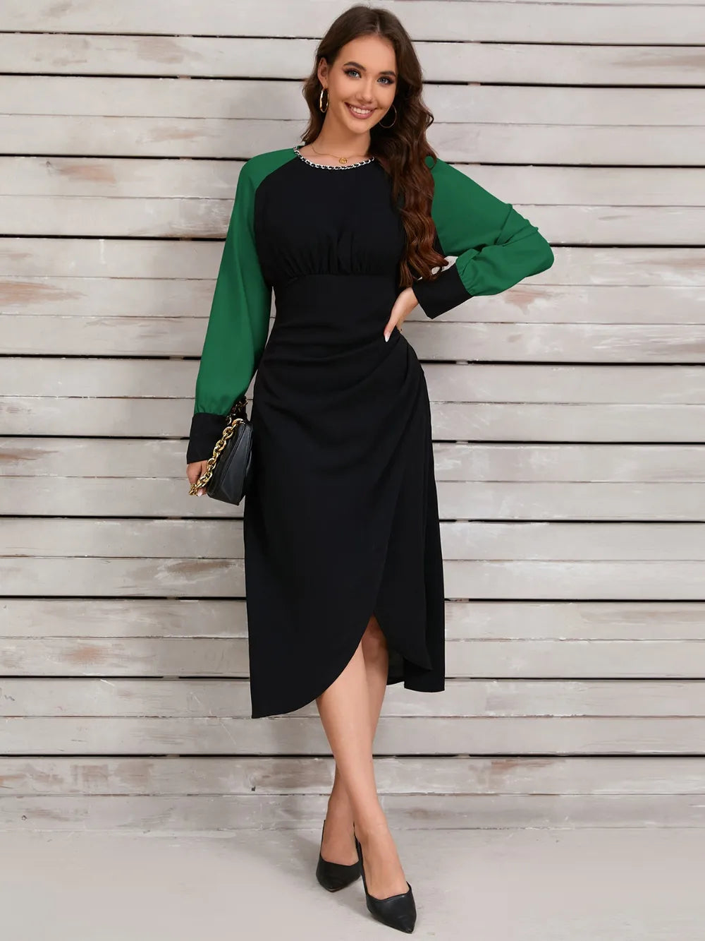 Vestido midi fruncido de manga larga con contraste