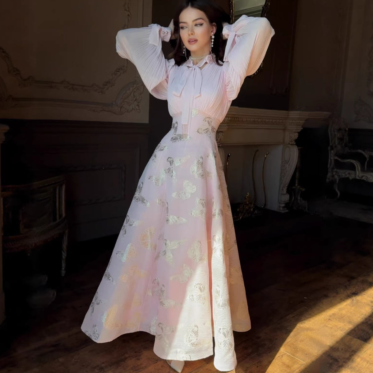 Vestido largo estampado con detalles dorados y manga larga