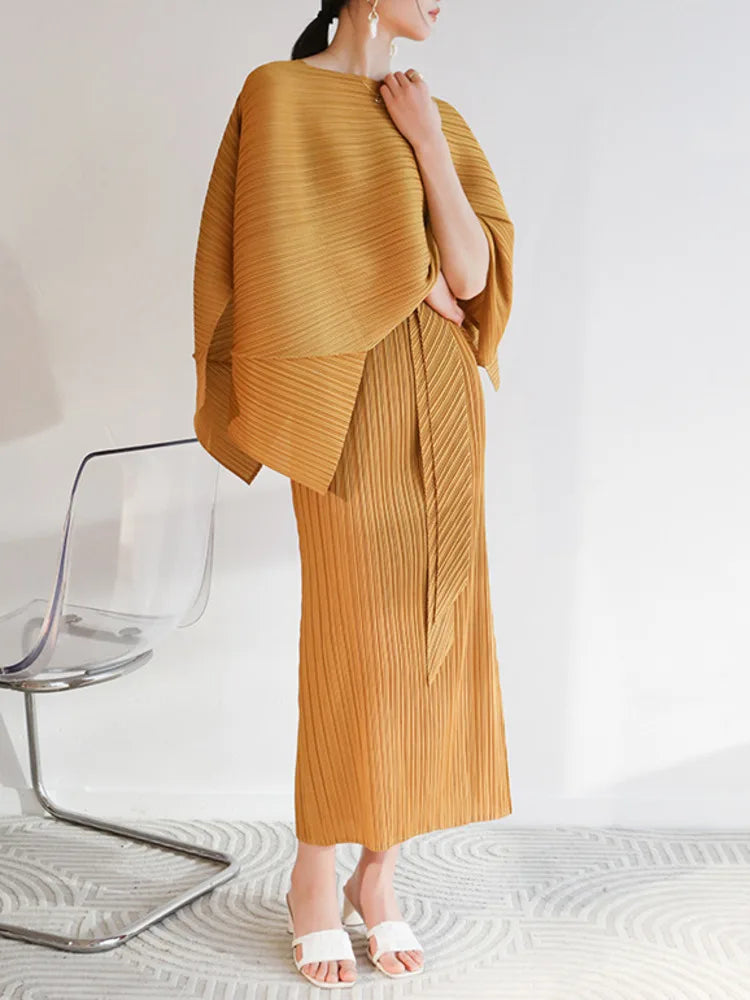 Conjunto plisado de vestido recto y chal asimétrico