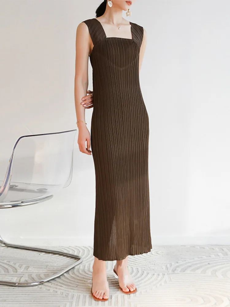 Conjunto plisado de vestido recto y chal asimétrico
