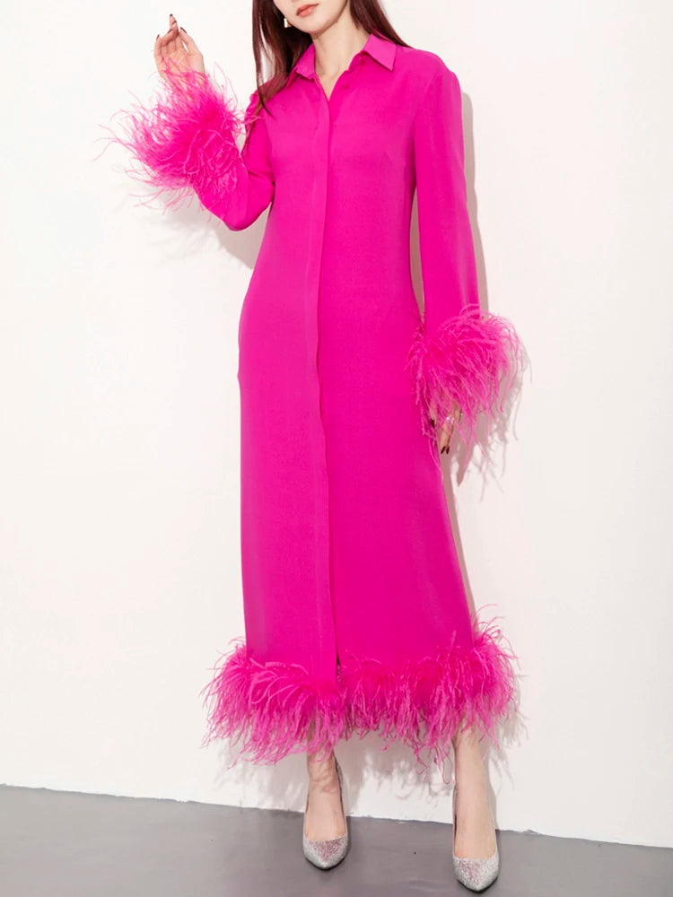 Vestido largo elegante con plumas, solapa y manga larga