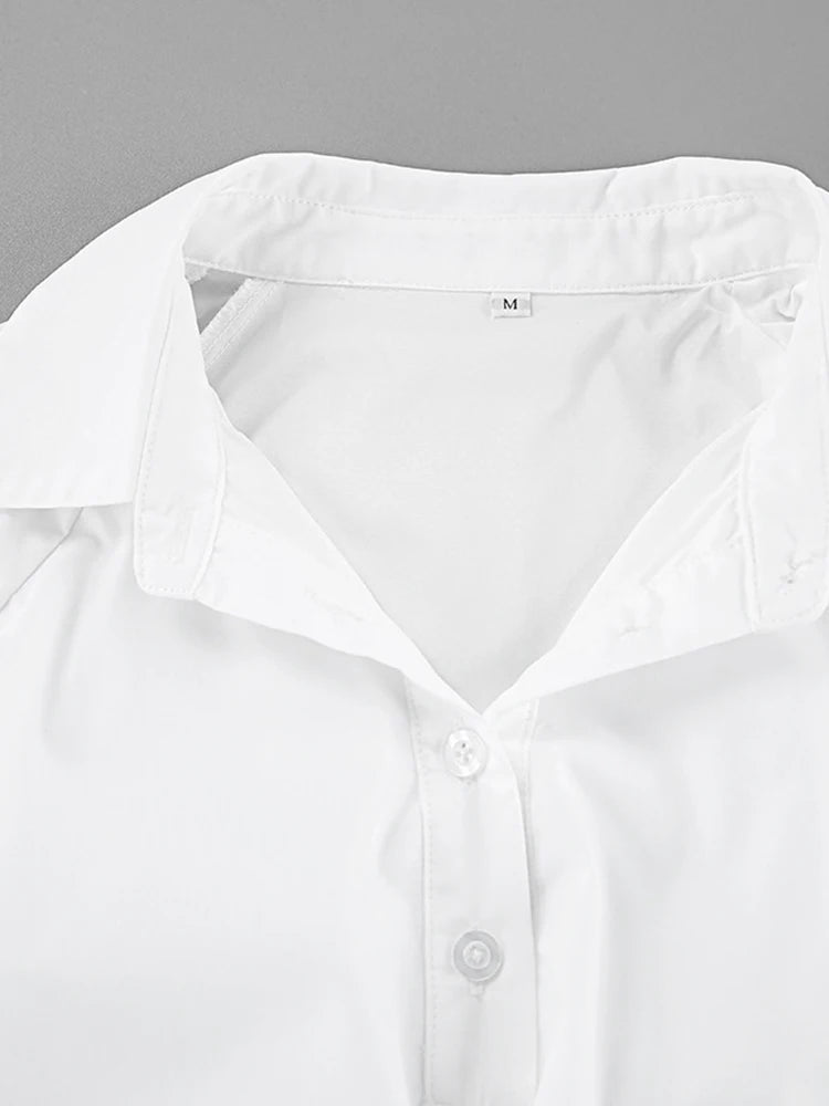 Blusa blanca elegante con volantes y manga larga