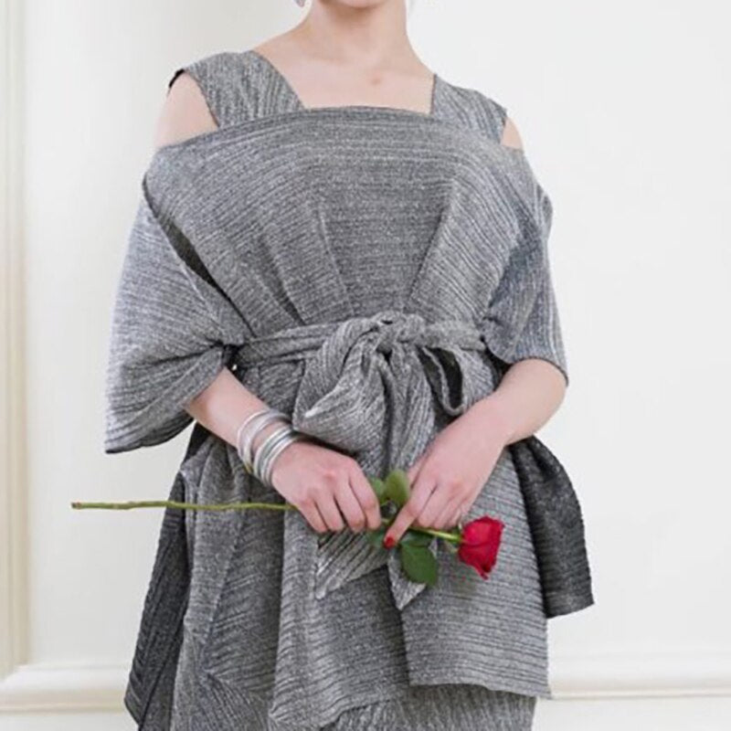 Conjunto plisado elegante de top de tirantes y falda larga