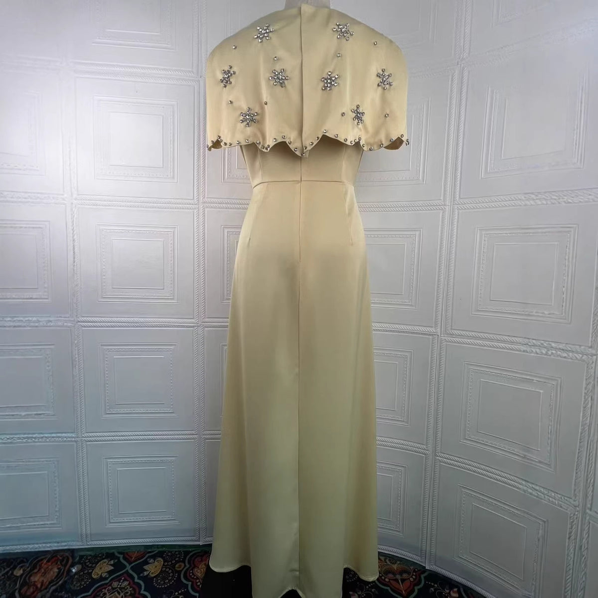 Vestido midi entallado de un hombro con manga tres cuartos