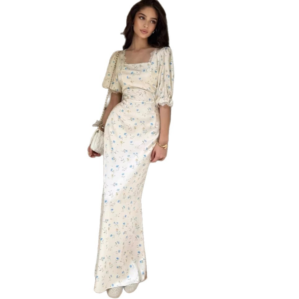 Vestido satinado floral con detalles de encaje