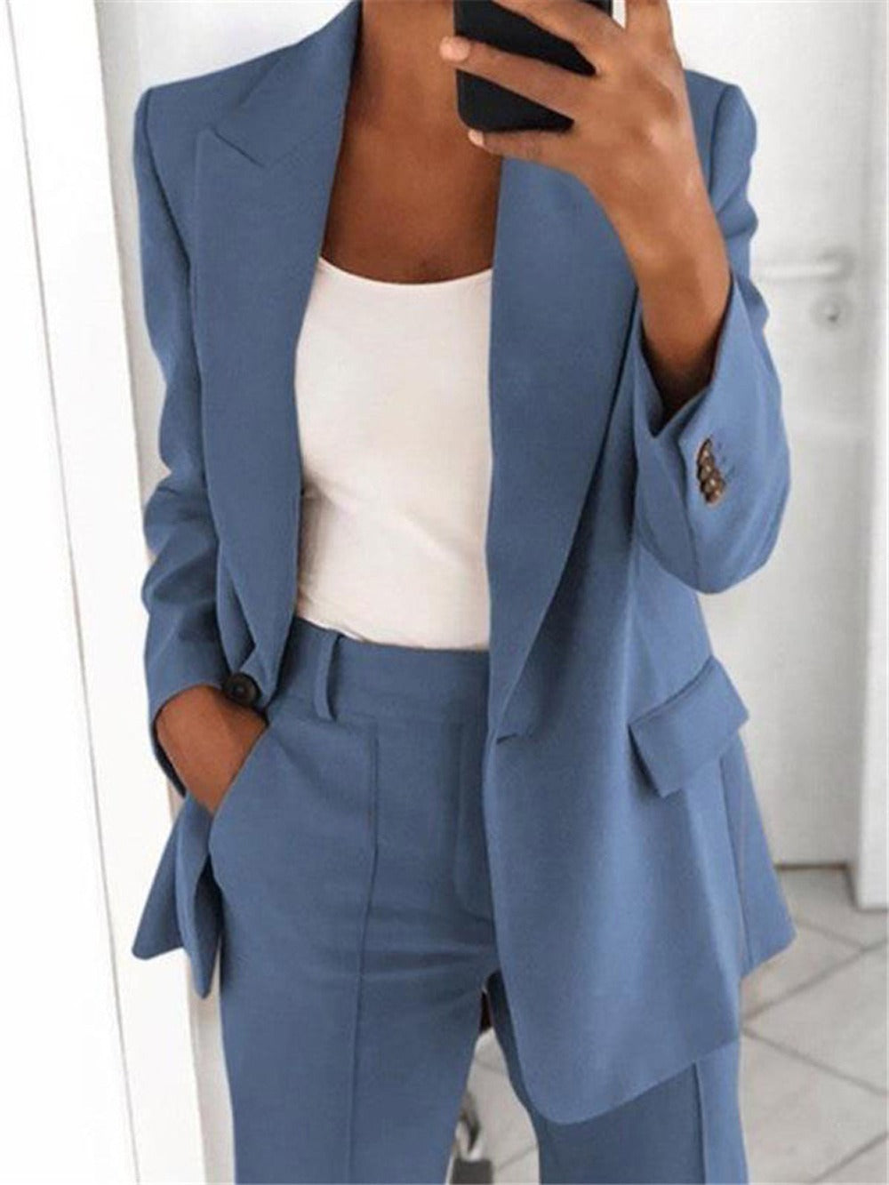 Conjunto elegante de blazer entallado y pantalón