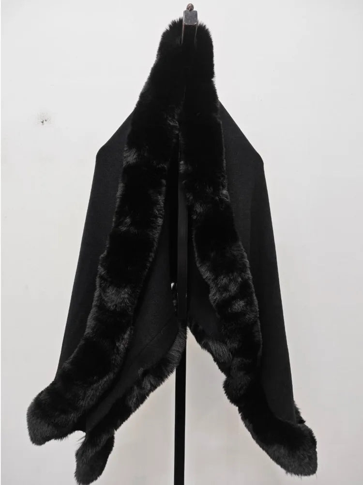 Capa poncho elegante con cuello de pelo sintético