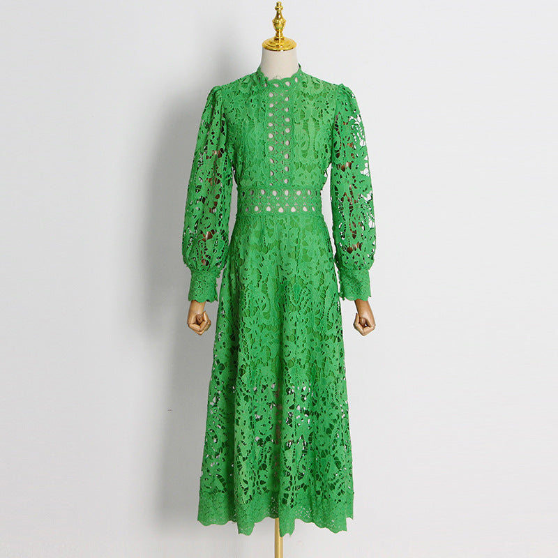 Vestido midi verde bordado de manga larga y cintura entallada