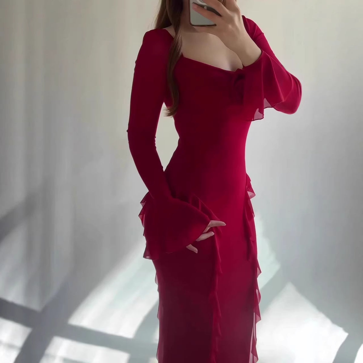 Vestido largo fluido de manga larga con escote corazón
