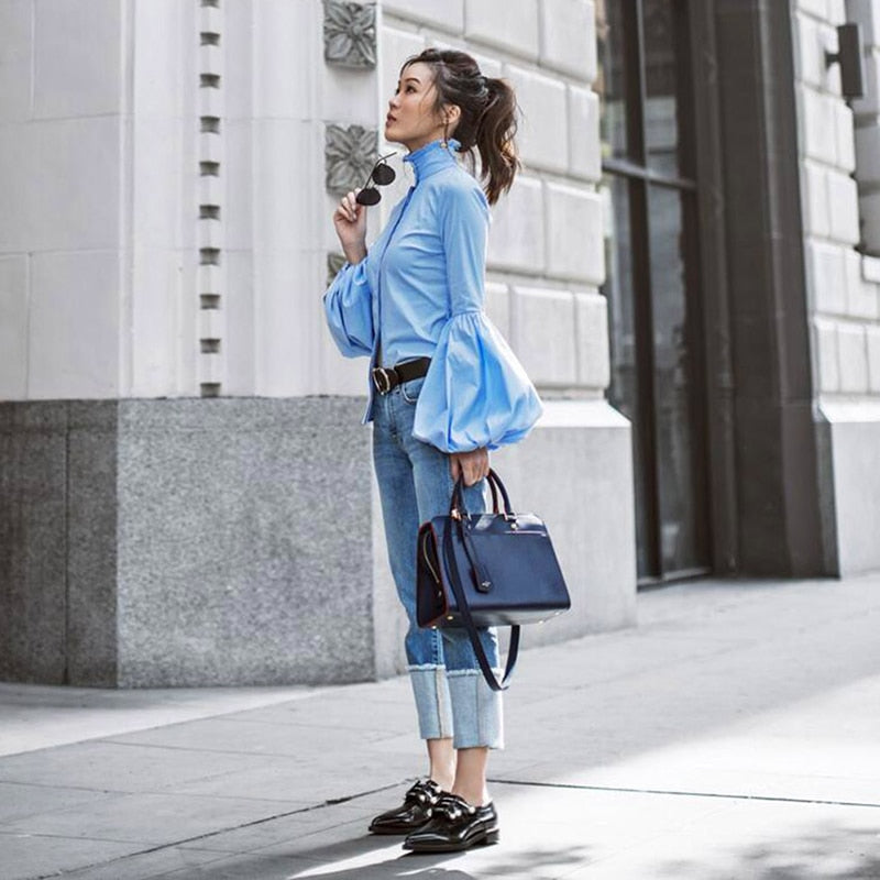 Blusa azul larga con manga farol