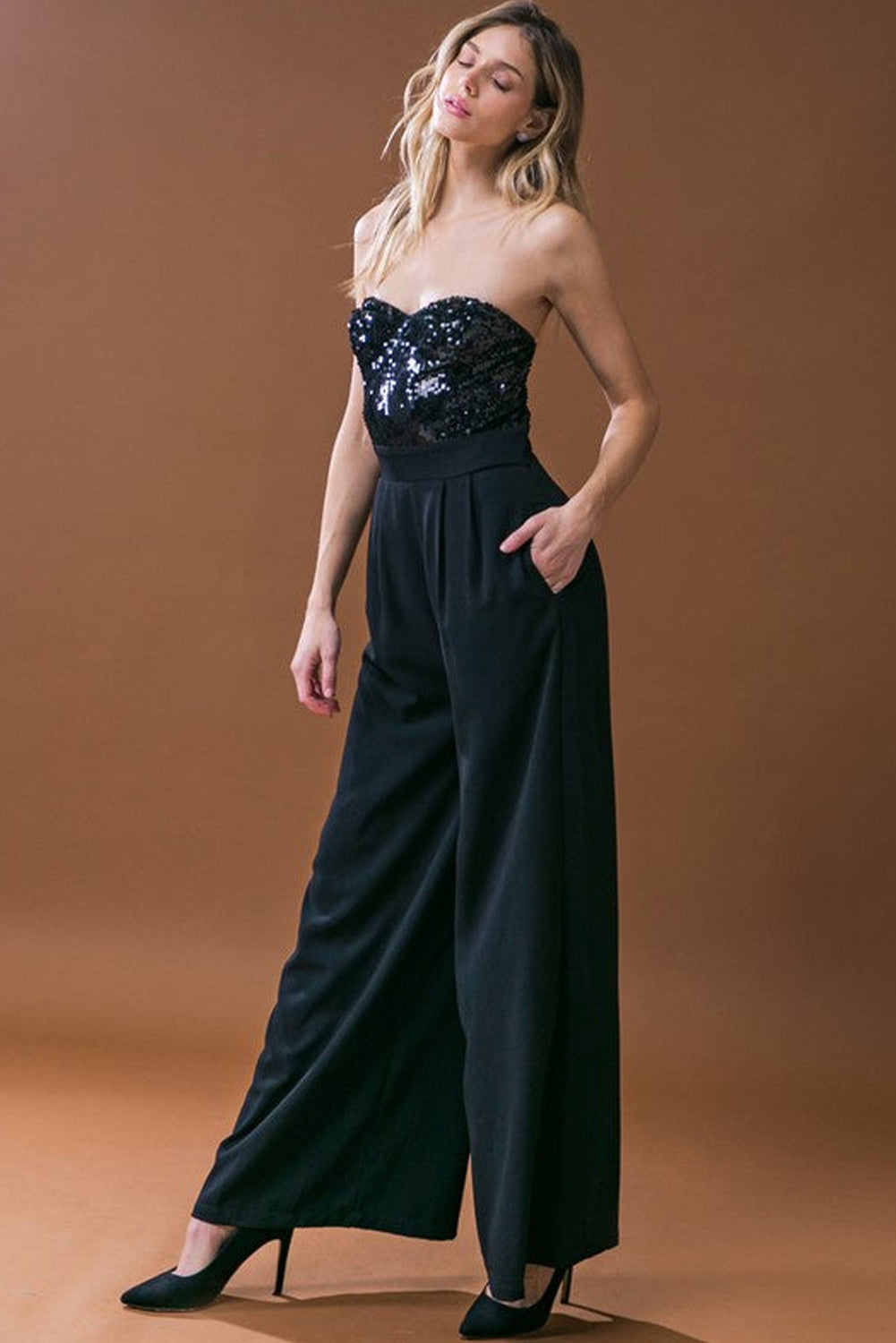 Mono negro de pierna ancha con top de lentejuelas