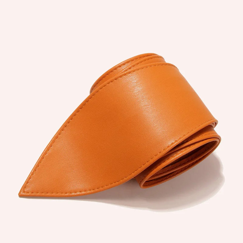 Cinturón ancho con lazo decorativo