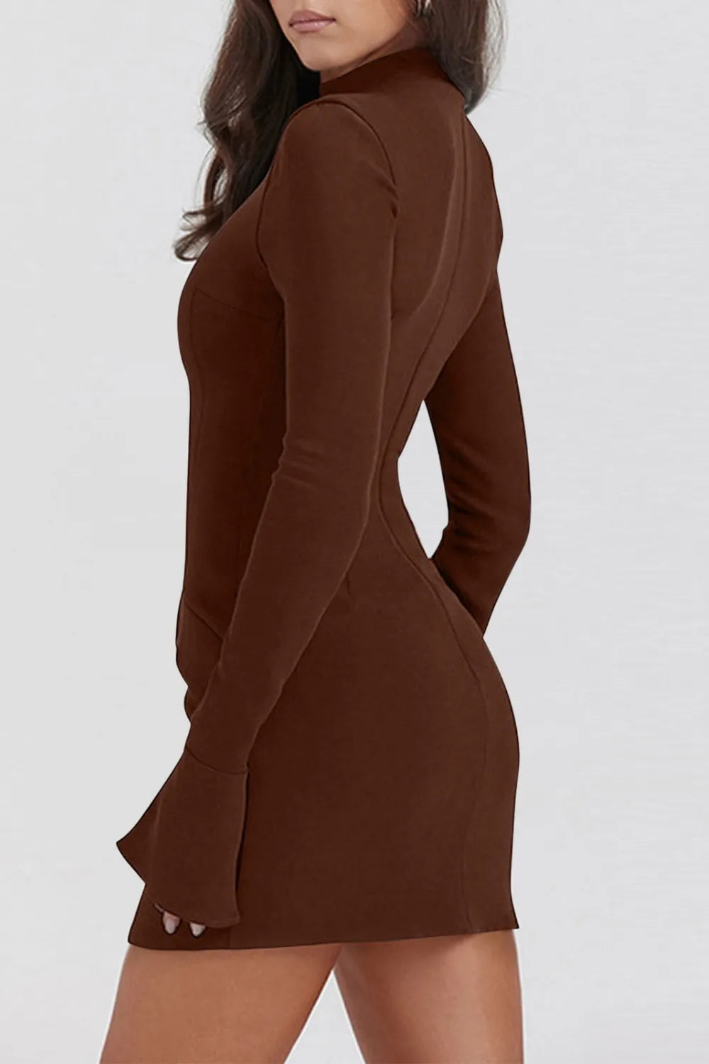 Vestido corto de manga larga con cuello alto
