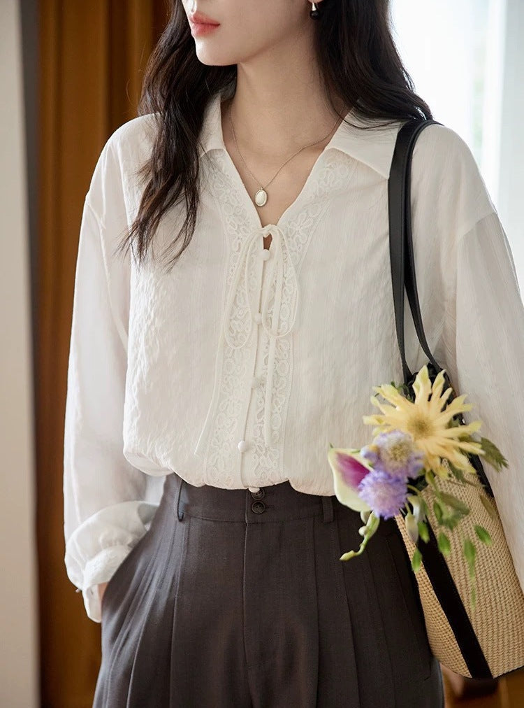 Blusa elegante con cuello de volantes y lazada