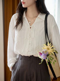 Blusa elegante con cuello de volantes y lazada