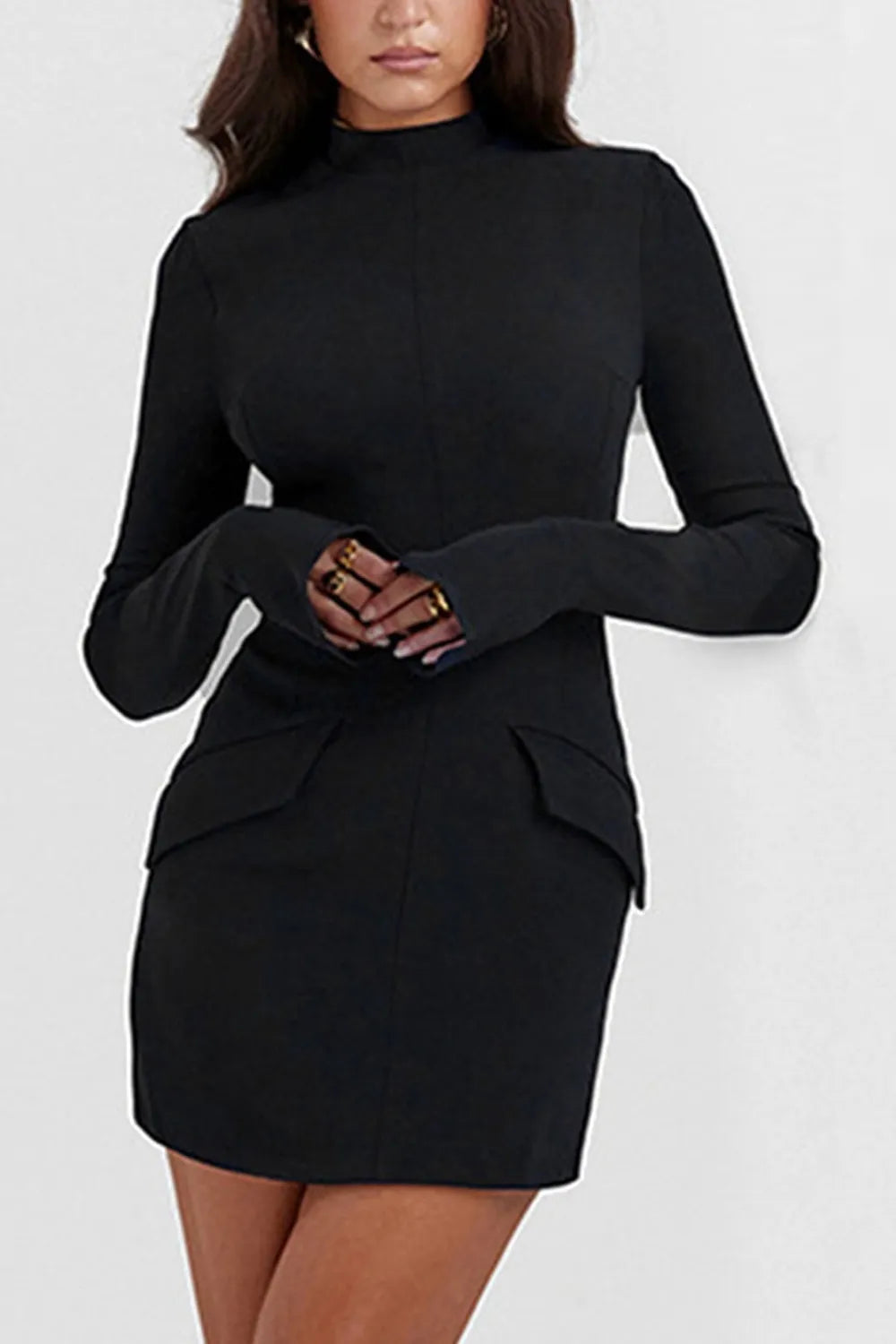 Vestido corto de manga larga con cuello alto