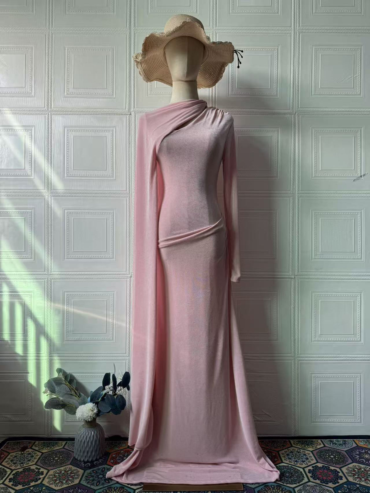 Vestido largo entallado de manga larga con escote asimétrico