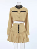 Conjunto bicolor de chaqueta y minifalda con botones
