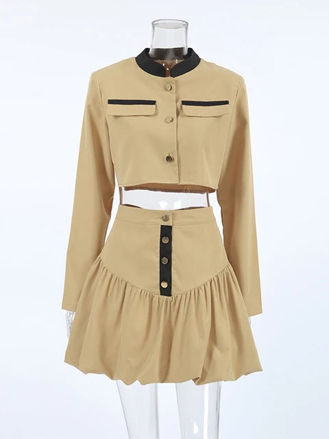 Conjunto bicolor de chaqueta y minifalda con botones