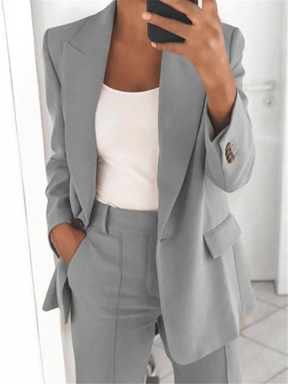Conjunto elegante de blazer entallado y pantalón