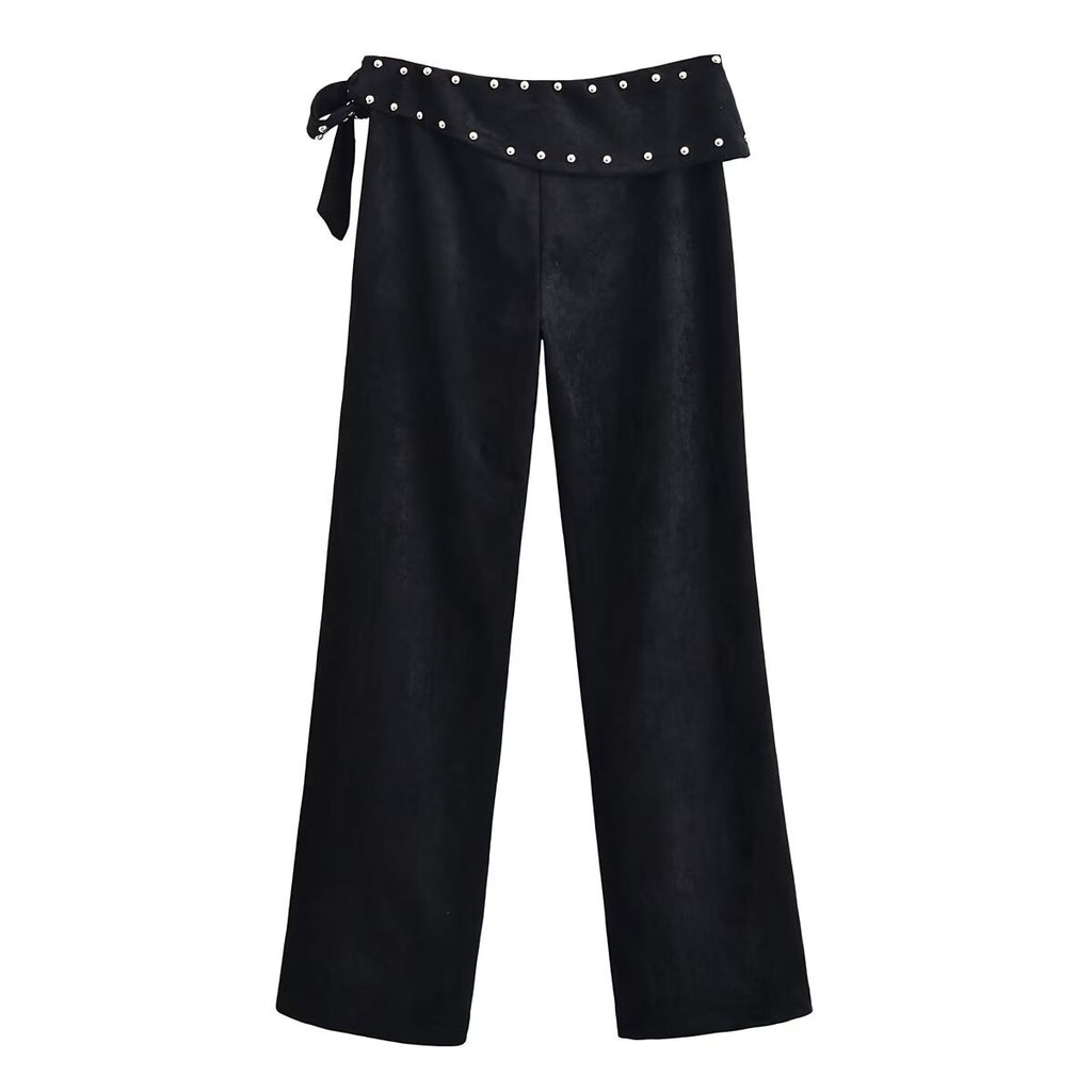 Pantalón acampanado con remaches