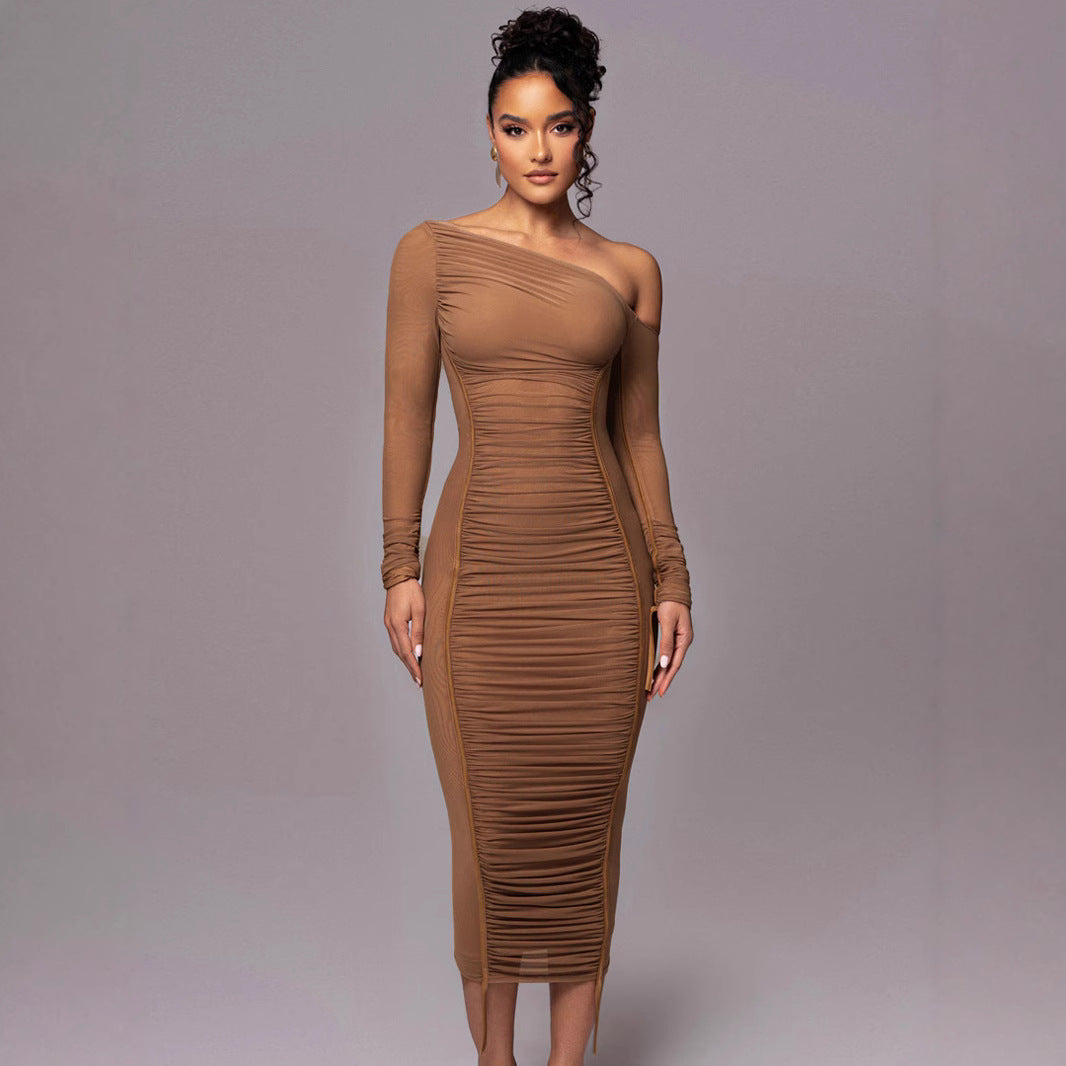 Vestido midi plisado con tul, hombros descubiertos y manga larga