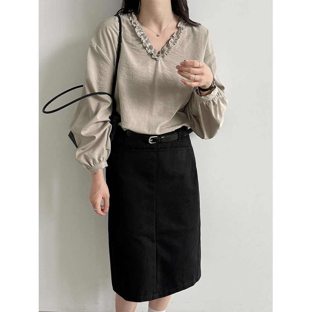 Blusa con escote en V, encaje y manga farol