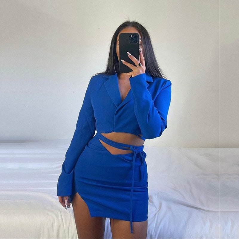 Conjunto elegante de top corto y minifalda con abertura