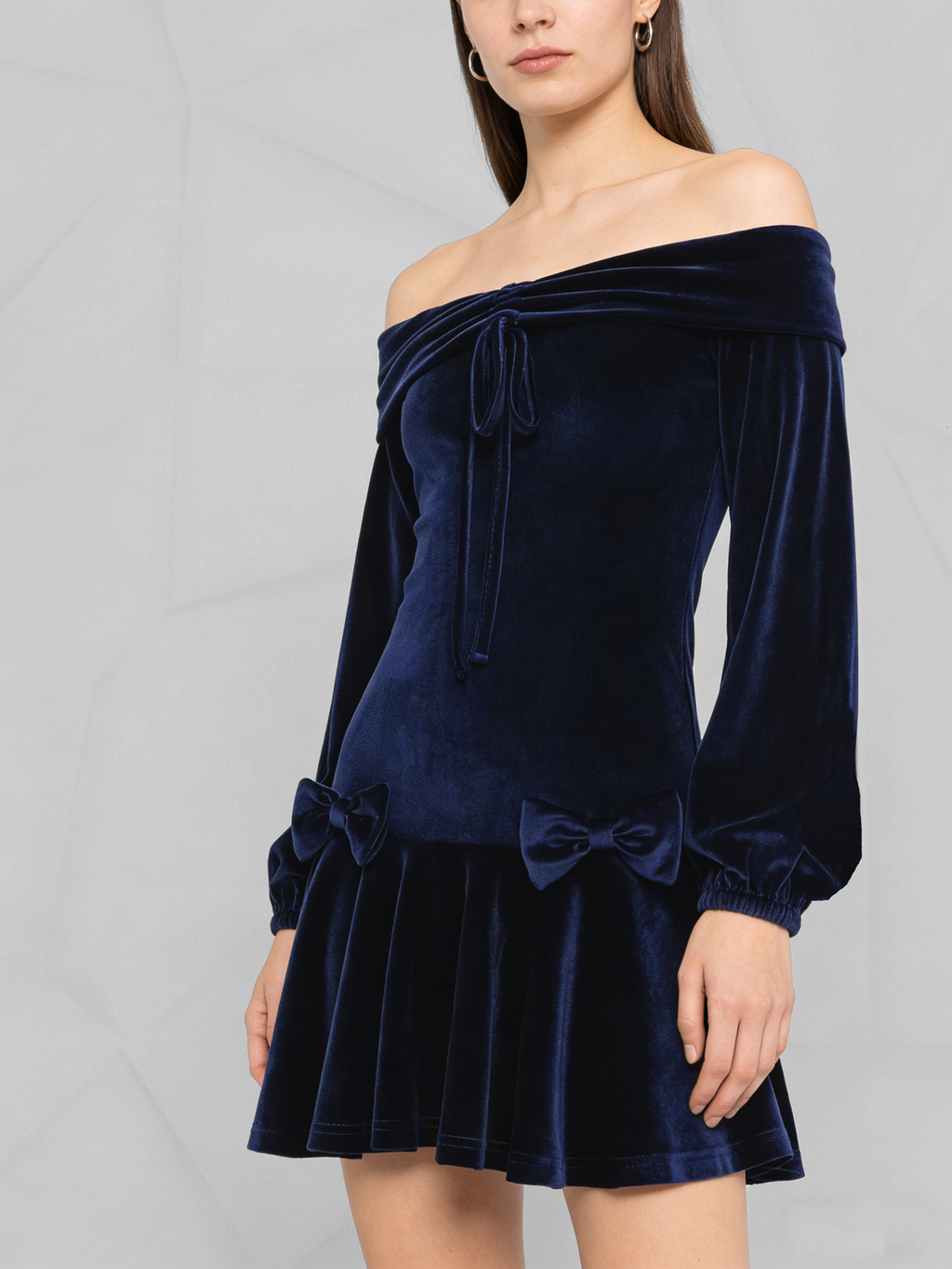 Vestido de terciopelo con hombros descubiertos y manga farol